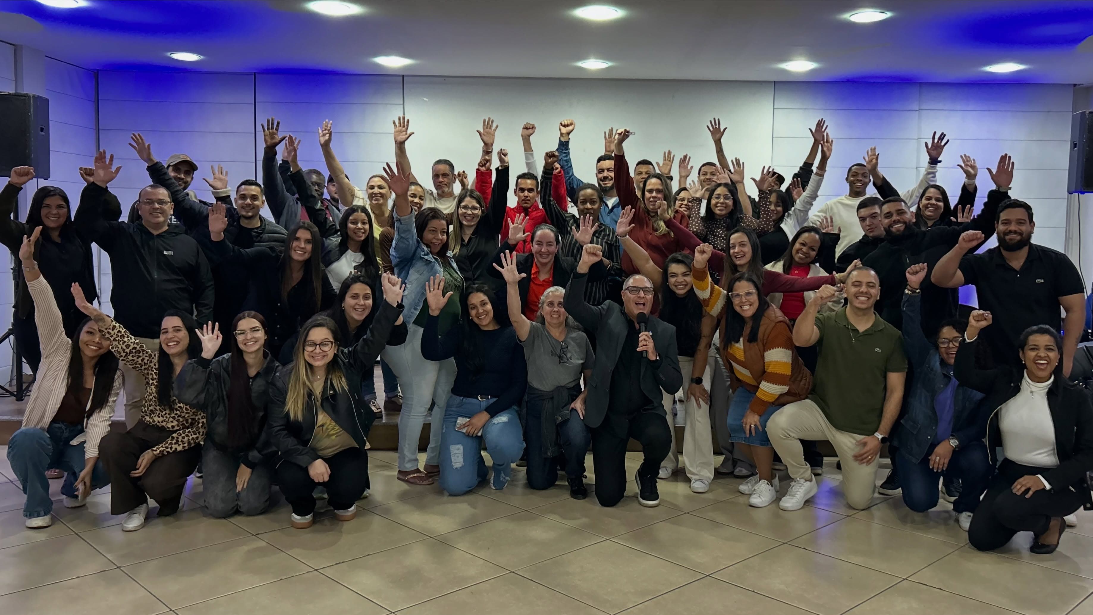 Turma do Instituto Mores reunida comemorando